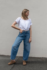 Nachhaltige O-Shape Jeans / Barrel Jeans in Mid-Blue aus Bio-Baumwolle – faire Produktion – Clara Himmel