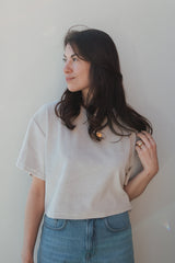 Nachhaltiges Cropped Shirt aus Nicki-Stoff in Sand – Made in Germany – Clara Himmel