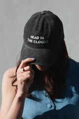 Nachhaltige Cap HEAD IN THE CLOUDS in Faded Black – fair produziert – Clara Himmel
