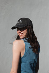 Nachhaltige Cap HEAD IN THE CLOUDS in Faded Black – fair produziert – Clara Himmel