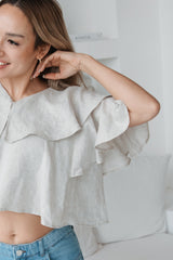 Nachhaltige Bluse aus europäischen Leinen mit Volants in Sand – fair produziert in Rumänien – Clara Himmel
