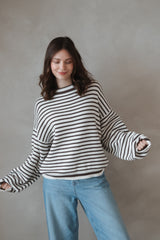 Nachhaltiger Oversize-Strickpullover mit Streifen in Ecru/Brown aus Bio-Baumwolle – Clara Himmel