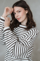 Nachhaltiger Oversize-Strickpullover mit Streifen in Ecru/Brown aus Bio-Baumwolle – Clara Himmel