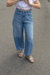 Nachhaltige O-Shape Jeans / Barrel jeans in Mid-Blue aus Bio-Baumwolle – faire Produktion – Clara Himmel