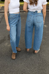 Nachhaltige O-Shape Jeans / Barrel Jeans in Mid-Blue aus Bio-Baumwolle – faire Produktion – Clara Himmel