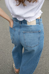 Nachhaltige O-Shape Jeans / Barrel Jeans in Mid-Blue aus Bio-Baumwolle – faire Produktion – Clara Himmel