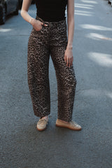 Nachhaltige O-Shape / Barrel Jeans mit Leo-Print aus Bio-Baumwolle – faire Produktion – Clara Himmel