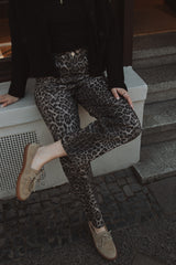Nachhaltige O-Shape / Barrel Jeans mit Leo-Print aus Bio-Baumwolle – faire Produktion – Clara Himmel