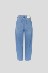 Nachhaltige O-Shape Jeans / Barrel Jeans in Mid-Blue aus Bio-Baumwolle – faire Produktion – Clara Himmel