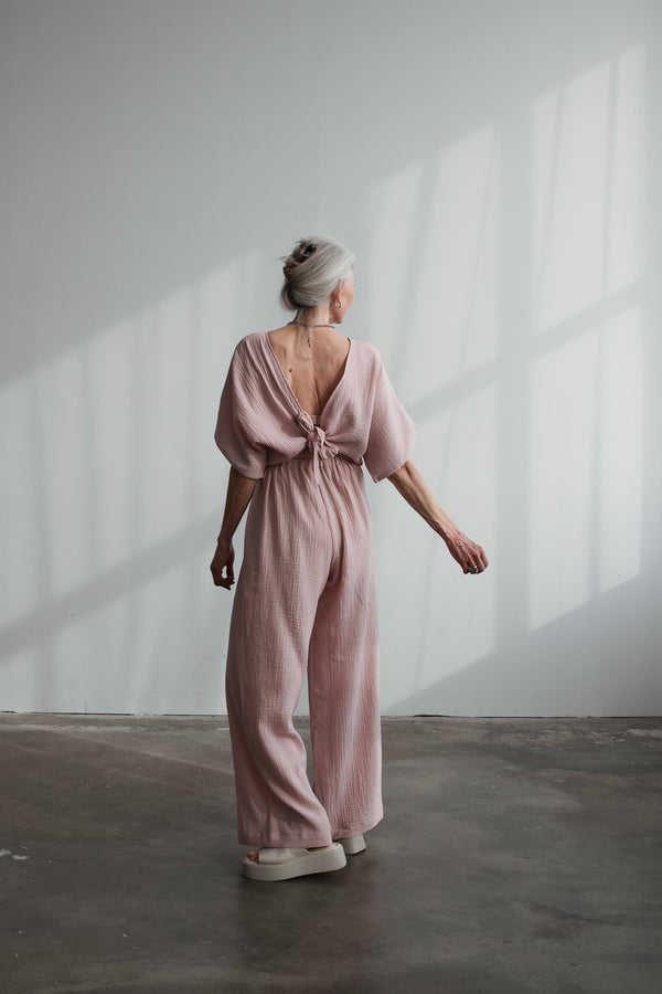 Jumpsuit Puder aus Musselin mit Schleife