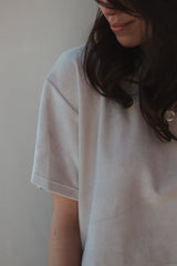 Nachhaltiges Cropped Shirt aus Nicki-Stoff in Sand – Made in Germany – Clara Himmel