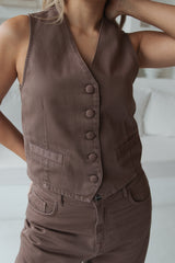 Nachhaltige Jeansweste in Washed Brownie – faire Produktion – Clara Himmel