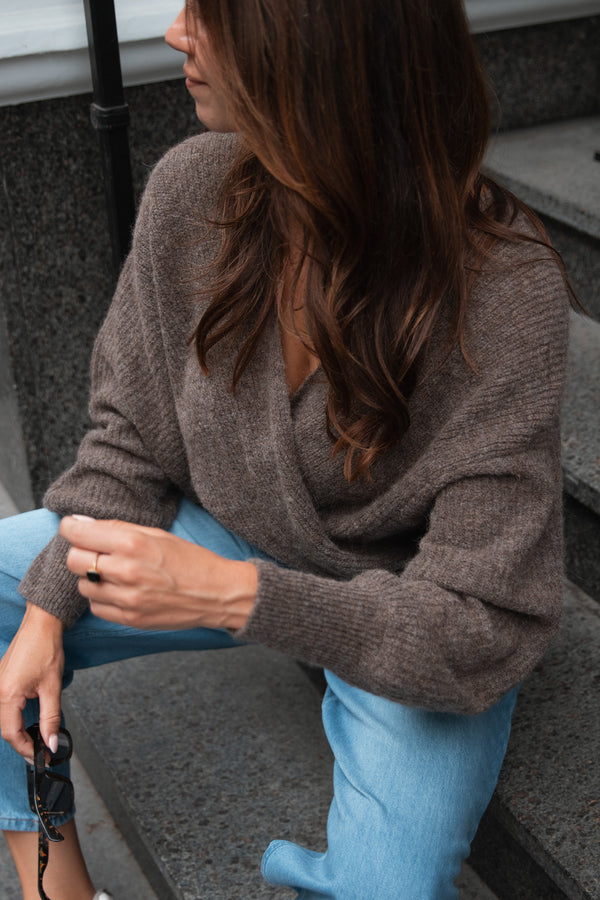 Wrap-Pullover aus Alpaka-Mix Brownie