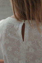 Top mit Stickerei White