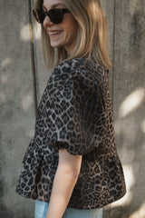Nachhaltige Jeansbluse mit Leo-Print aus Bio-Baumwolle – fair produziert – Clara Himmel