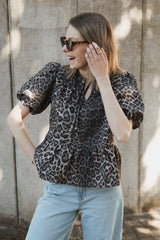 Nachhaltige Jeansbluse mit Leo-Print aus Bio-Baumwolle – fair produziert – Clara Himmel
