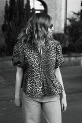 Nachhaltige Jeansbluse mit Leo-Print aus Bio-Baumwolle – fair produziert – Clara Himmel