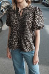 Nachhaltige Jeansbluse mit Leo-Print aus Bio-Baumwolle – fair produziert – Clara Himmel