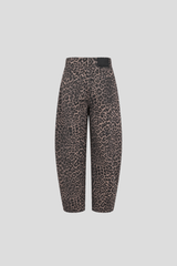 Nachhaltige O-Shape / Barrel Jeans mit Leo-Print aus Bio-Baumwolle – faire Produktion – Clara Himmel
