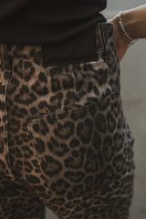 Nachhaltige O-Shape / Barrel Jeans mit Leo-Print aus Bio-Baumwolle – faire Produktion – Clara Himmel