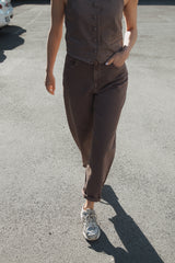 Nachhaltige O-Shape Jeans / Barrel Jeans in Washed-Brownie aus Bio-Baumwolle – faire Produktion – Clara Himmel