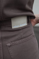 Nachhaltige O-Shape Jeans / Barrel Jeans in Washed-Brownie aus Bio-Baumwolle – faire Produktion – Clara Himmel